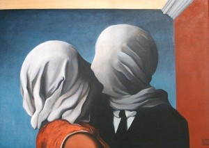 Dos personas se besan mientras su cabezas son cubiertas por una sábana blanca.